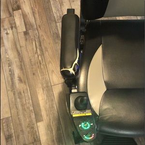 Merits heavy duty power wheelchair w/accessories